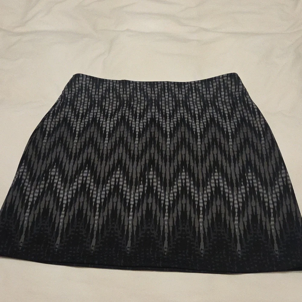 Athleta Pretty Black/Gray Mini Skirt In Very Good Condition! Stretchy Fabric. - Picture 7 of 10